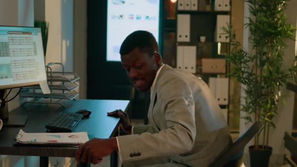 Африканские Американские Бухгалтеры Развлекаются Работе Ночную Смену Устраивая Гонки Стульями — стоковое видео