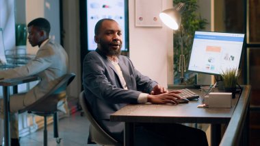 Ofisteki neşeli şirket yöneticisi yeni gelenlerin giriş süreci için tanıtım videosu hazırlıyor. Yönetim Yöneticisi çalışan kursu için özel çekim videosu