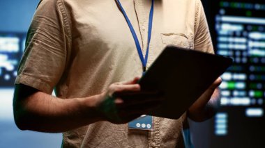 Mühendis yıllık bakım yapıyor, veri merkezinin donanım ömrünün uzatılmasına yardım ediyor ve kesintilerden kaçınıyor. Tablet kullanan sunucu altyapı bileşenlerini izlemede uzman, kapat