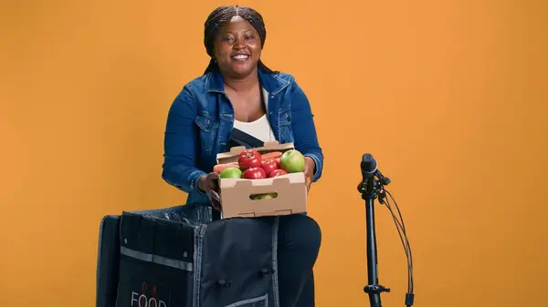 Correio Afro Americano Transportando Cuidadosamente Cesta Frutas Saco Entrega Alimentos — Fotografia de Stock