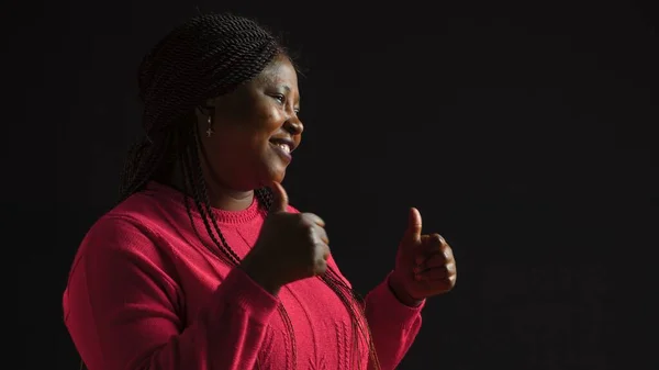 Вид Збоку Жінки Афроамериканською Етнічною Приналежністю Показує Великі Пальці Красивою — стокове фото