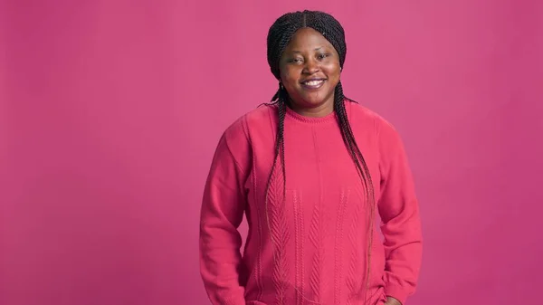 Стильна Афроамериканська Жінка Позує Яскравому Рожевому Светрі Приголомшливого Фото Портрет — стокове фото