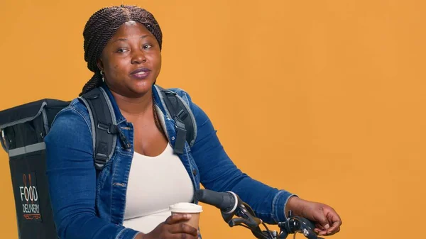 Ürünleri Bisikletli Genç Bayan Kurye Teslim Ederken Kahve Içmek Için — Stok fotoğraf