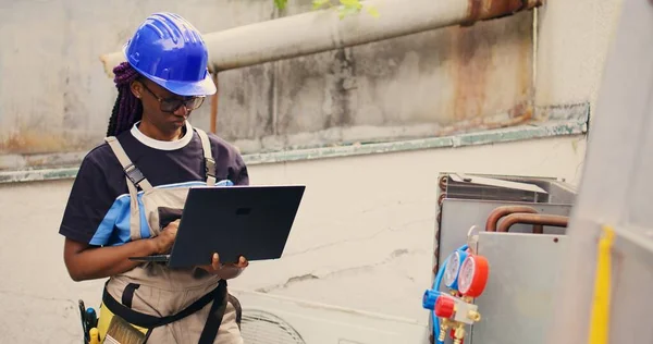 Experienced Engineer Working External Hvac System Holding Laptop Meticulous Wireman — Stock Photo, Image