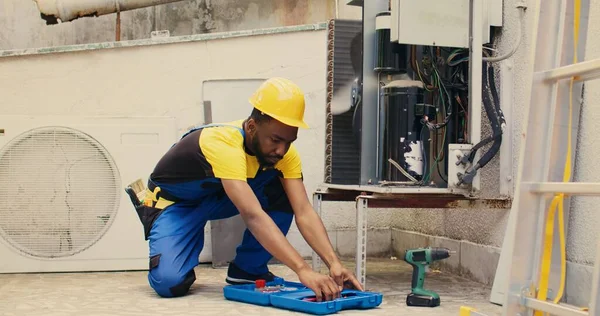 熟练的非洲裔美国工人在开始工作前做日常的冷凝器维修 装配流量计 专家电工准备好检查氟利昂泄漏的设备 — 图库照片