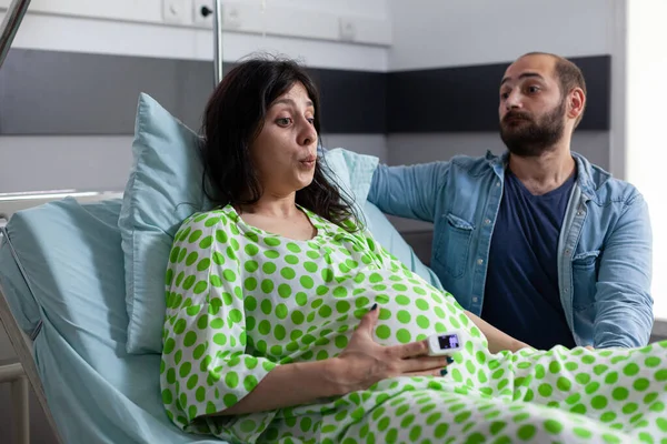 Hamile Kadın Nefes Egzersizi Yapıyor Karın Kasılmalarında Ele Tutuşuyor Hamileliği — Stok fotoğraf