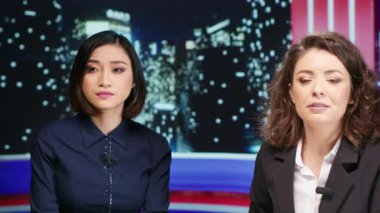Muhabirler, TV programında gece programı sunuyor. Gece yarısı talk show 'undaki tüm konuları kapsıyor. Haber sunan ve son skandallar, medya eğlence segmenti hakkında tartışan çeşitli gazetecilerden oluşan bir ekip.