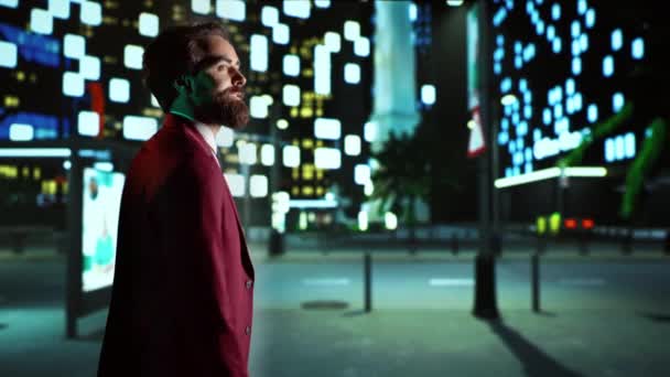 Obchodník Který Chodí Noci Městě Užívá Procházky Tmě Mrakodrapy Osvětleným — Stock video