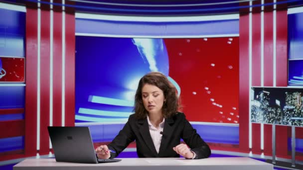 Медіа Мовник Охоплює Всі Теми Новин Телевізійній Програмі Обговорюючи Важливі — стокове відео
