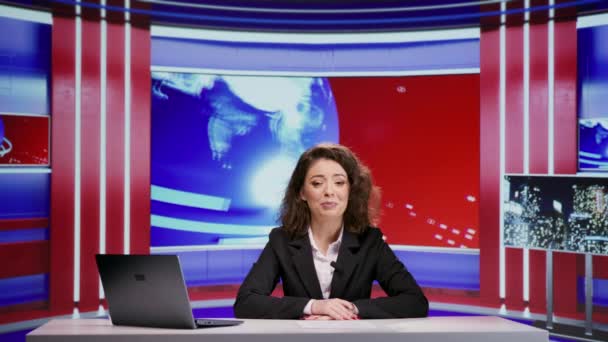 Мовник Представляє Світові Новини Телевізійній Програмі Розповідає Про Міжнародні Події — стокове відео