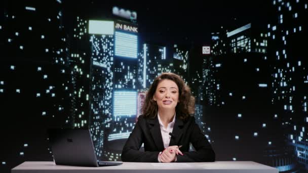 Journalist Moderiert Live Night Show Newsroom Die Alle Unterhaltungsthemen Und — Stockvideo