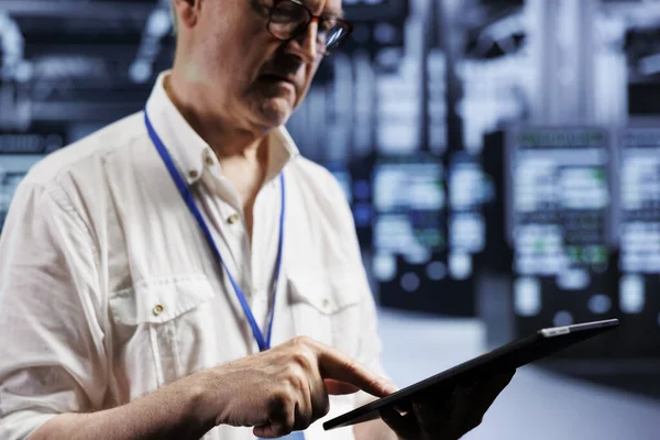 Kıdemli Yönetici Bilgisayar Ağı Veri Merkezindeki Operasyonel Sunucu Donanımlarını Denetliyor — Stok fotoğraf