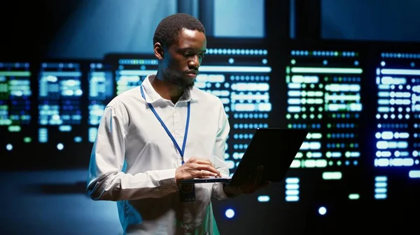 African American Specialist Ensuring Server Farm Systems Provide Redundancy Automatic — Stock Photo, Image