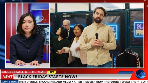 Media Presenter Talks Crazy People Shopping Blank Friday Footage Sales — Stock Photo, Image