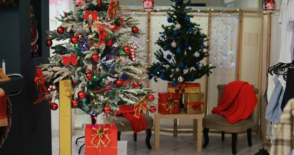 Dolly Πλάνο Εορταστική Κατάστημα Ρούχων Γεμάτη Όμορφα Διακοσμημένα Χριστουγεννιάτικο Δέντρο — Φωτογραφία Αρχείου