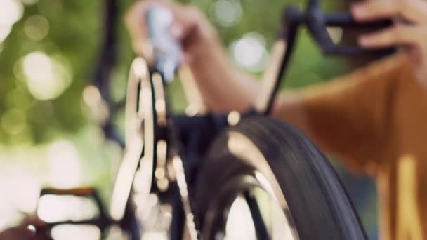 Primer Plano Dos Personas Engrasando Cadena Bicicleta Moderna Patio Casa — Vídeos de Stock