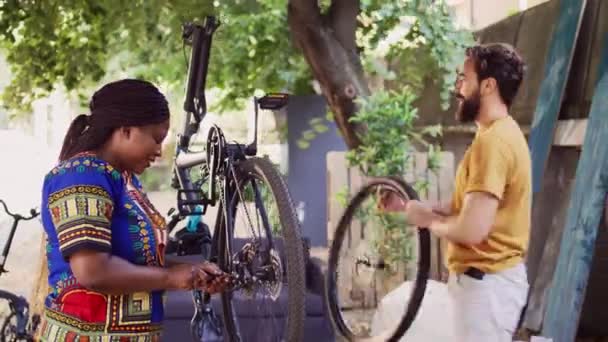Атлетична Чорна Жінка Ретельно Виправляє Пошкодження Велосипедного Ланцюга Допомогою Спеціалізованого — стокове відео