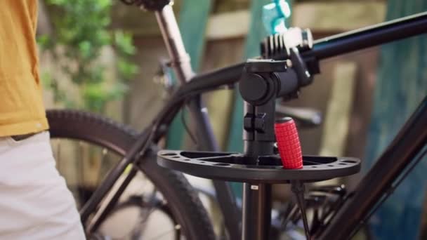 サマーバイクのメンテナンスのための異なる専門機器を配置する慎重な手のクローズアップショット 自転車のワークツールを自宅の庭で整理する人の詳細なビュー — ストック動画