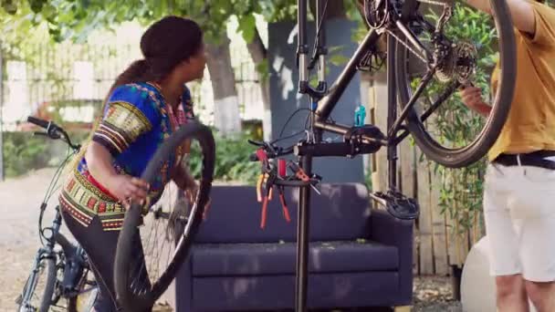 Alkalmas Egészséges Fehér Férfi Segít Afro Amerikai Nőnek Kerékpárt Cipelni — Stock videók