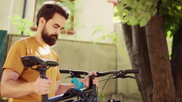 Atletik Erkek Bisiklet Gövdesini Yaz Bakımı Için Özel Tamirciye Klempliyor — Stok video