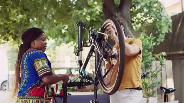 Ενεργό Κίνητρο Διαφυλετικό Ζευγάρι Έξω Ρυθμίζοντας Τροχό Ποδήλατο Επαγγελματικό Εξοπλισμό — Αρχείο Βίντεο