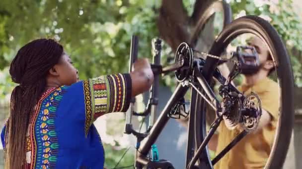 Молода Мотивована Пара Відкритому Повітрі Ремонтує Пошкоджені Велосипедні Компоненти Професійним — стокове відео