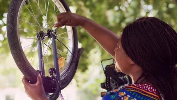 Primer Plano Mujer Reparando Propia Bicicleta Patio Con Llave Inglesa — Vídeos de Stock