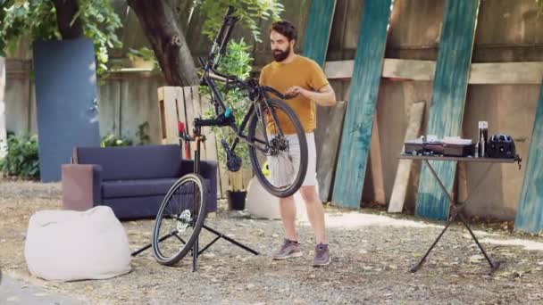 Équipement Professionnel Encerclant Cour Maison Couple Multiethnique Rectifie Leurs Bicyclettes — Video