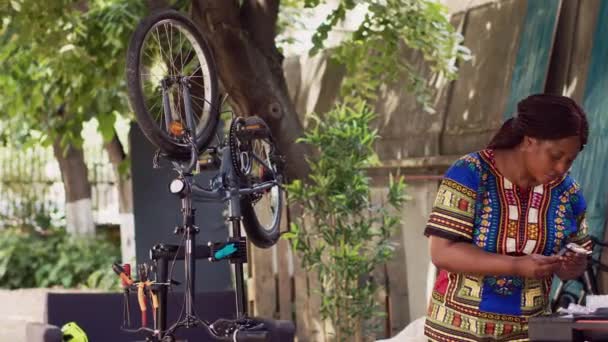 Femme Noire Motivée Peaufiner Pneu Vélo Dans Cour Maison Avec — Video
