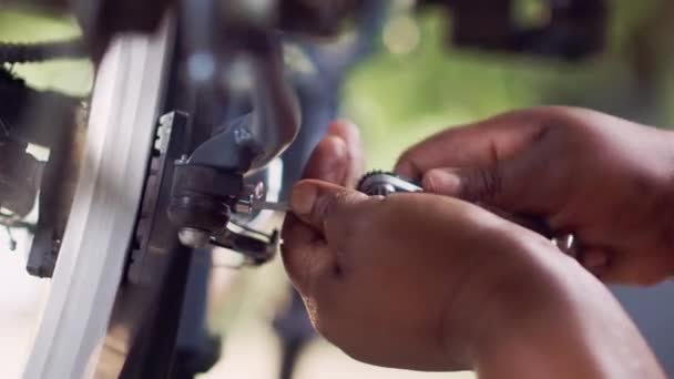 Close Mulher Negra Saudável Reparando Válvula Bicicleta Roda Com Equipamento — Vídeo de Stock