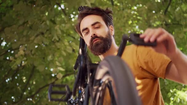 Närbild Unga Manliga Cyklist Gör Årligt Underhåll Cykel Hjul Komponenter — Stockvideo