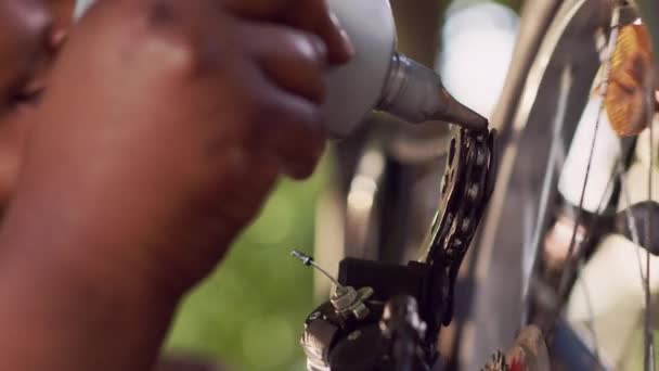 Sportszerető Fekete Óvatosan Olajozza Tartja Kint Kerékpártárcsa Fékgyűrűjét Közelkép Női — Stock videók