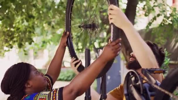 Novia Afroamericana Llevando Rueda Para Volver Colocar Cuerpo Bicicleta Con — Vídeo de stock