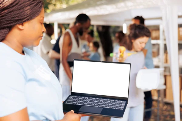 Detailní Záběr Představující Africkou Americkou Charitativní Pracovnici Pracující Laptopem Prázdnou — Stock fotografie