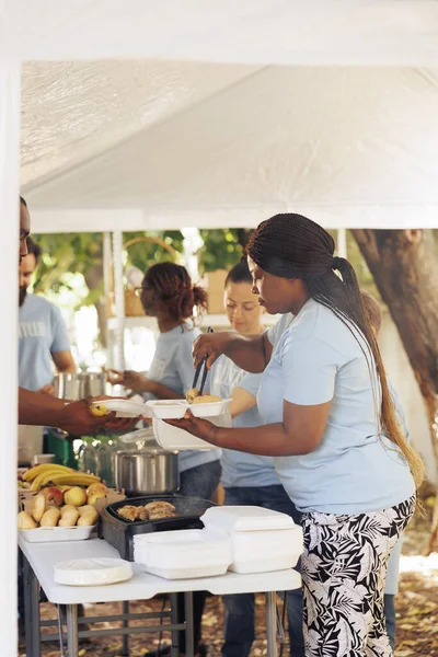 Une Équipe Multiraciale Bénévoles Distribuant Nourriture Gratuite Offrant Une Aide — Photo