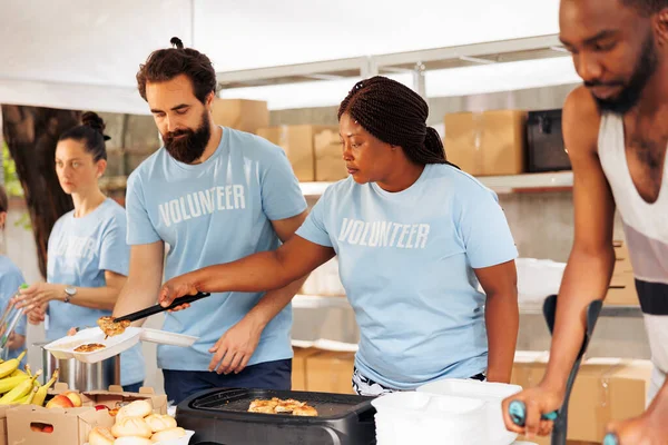 Multiethnic Volunteers Providing Humanitarian Aid Donating Essential Items Cooking Needy — Stock Photo, Image