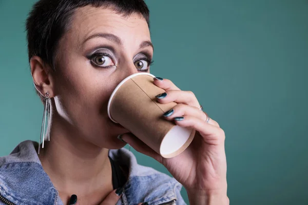 Mulher Satisfeita Confiante Segurando Xícara Café Desfrutando Bebida Quente Frente — Fotografia de Stock