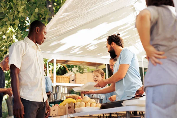 Bij Daklozenopvang Verpakken Vrijwilligers Voedselpakketten Aan Minder Bedeelden Geven Arm — Stockfoto