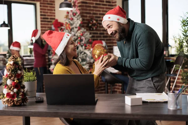 Empleada Emocionada Riéndose Mientras Recibía Bolsa Regalo Navidad Colega Santa —  Fotos de Stock