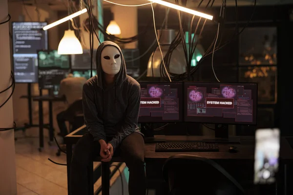 Una Spia Anonima Che Hackera Password Del Server Irrompendo Nel — Foto Stock