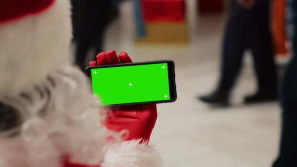 Asisten Staf Butik Festif Berbusana Santa Claus Memegang Kunci Telepon — Stok Video