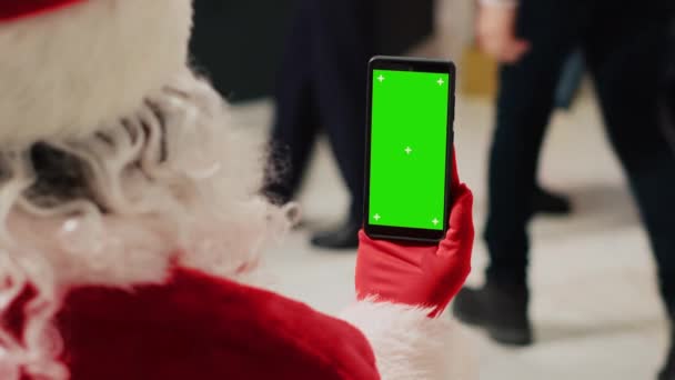 Arbeiter Weihnachtlich Geschmückten Bekleidungsgeschäft Als Weihnachtsmann Mit Grünem Bildschirm Smartphone — Stockvideo