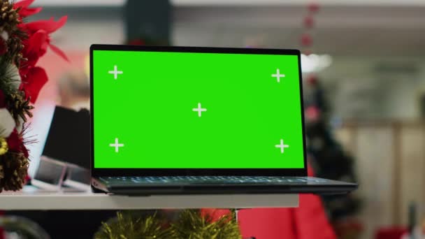 Laptop Chroma Key Świątecznym Stoliku Sklepowym Odzieżą Prezentującym Informacje Produktach — Wideo stockowe