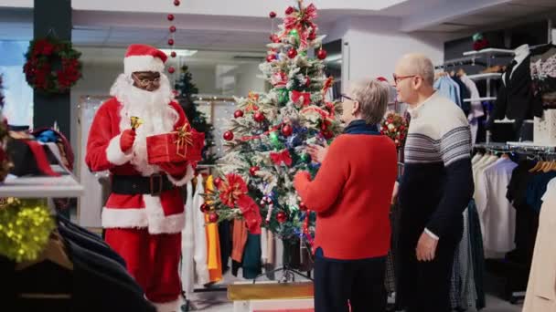 Werknemer Kerstmis Sieren Mode Boetiek Dragen Van Kerstman Kostuum Klanten — Stockvideo