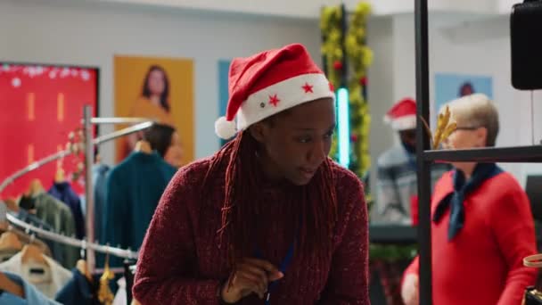 Çalışan Noel Baba Şapkası Takıyor Tablete Fiyat Listesi Yazıyor Bunları — Stok video