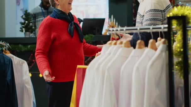Alegre Pareja Ancianos Bailando Tienda Ropa Decorada Navidad Feliz Después — Vídeos de Stock