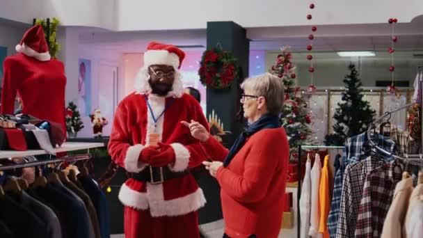 Anställd Bär Santa Claus Kostym Upptagen Köpcentrum Mode Boutique Chatta — Stockvideo