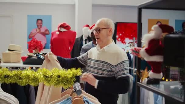 Achtzigjähriger Mann Weihnachtlich Dekorierten Einkaufszentrum Der Versucht Festzustellen Ein Eleganter — Stockvideo