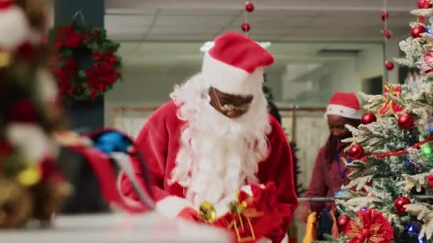 Υπάλληλος Ενεργεί Άγιος Βασίλης Διασκέδαση Αγοραστές Χριστούγεννα Διακοσμημένα Κατάστημα Μόδας — Αρχείο Βίντεο