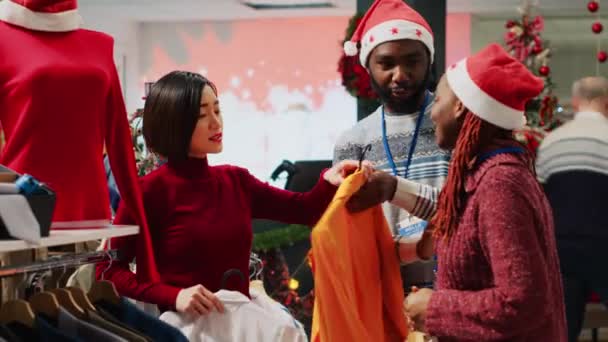 Asyalı Perakende Asistanı Arkadaşı Kararsız Müşterilere Noel Süslemeleri Mağazasında Iki — Stok video